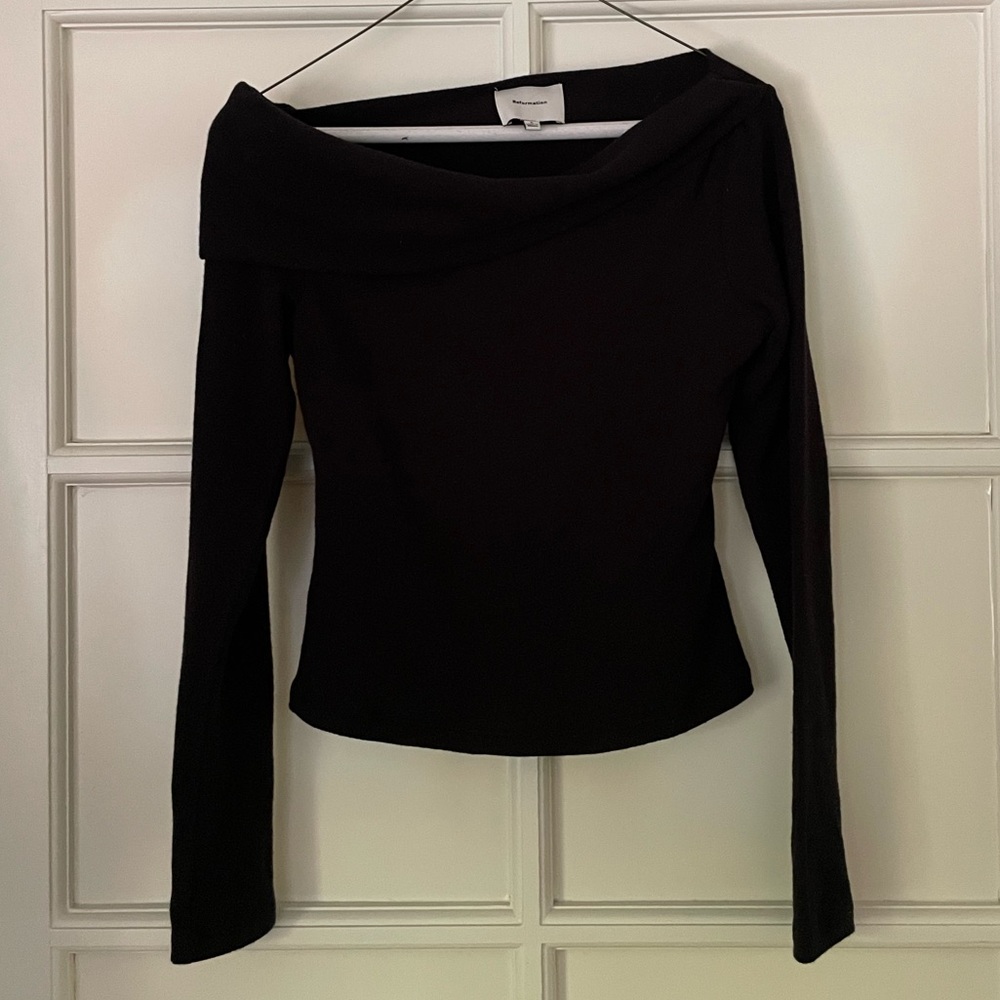 Elegant Black Off-Shoulder Top - Picture 3 of 4